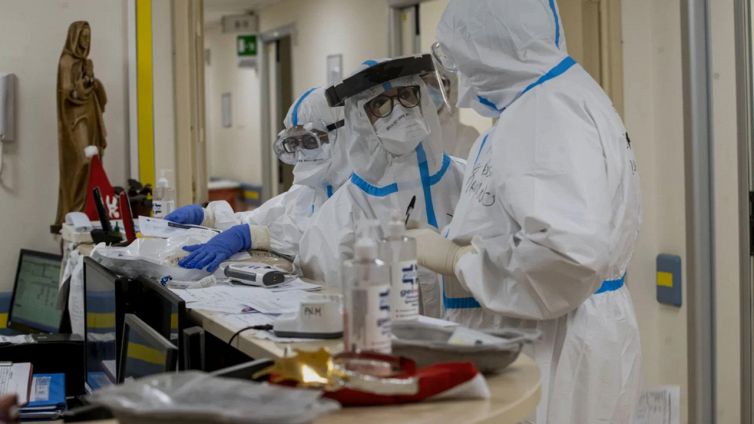 Omicron, quali persone si reinfettano di più