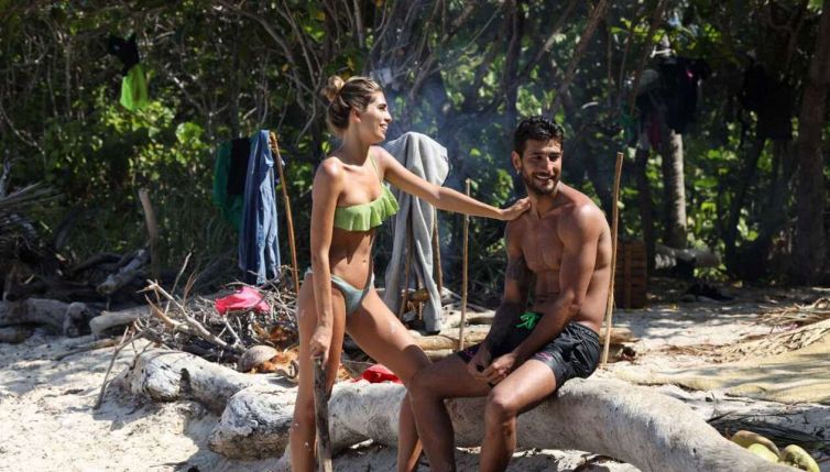 Isola dei Famosi, è amore tra Roger ed Estefania: scatta il primo bacio