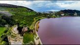 Il mistero del lago italiano diventato rosso