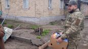 Ucraina, Gostomel: i militari portano viveri nella casa di un'anziana