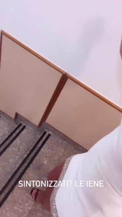 Belen a Le Iene, il miniabito con dettagli gioiello