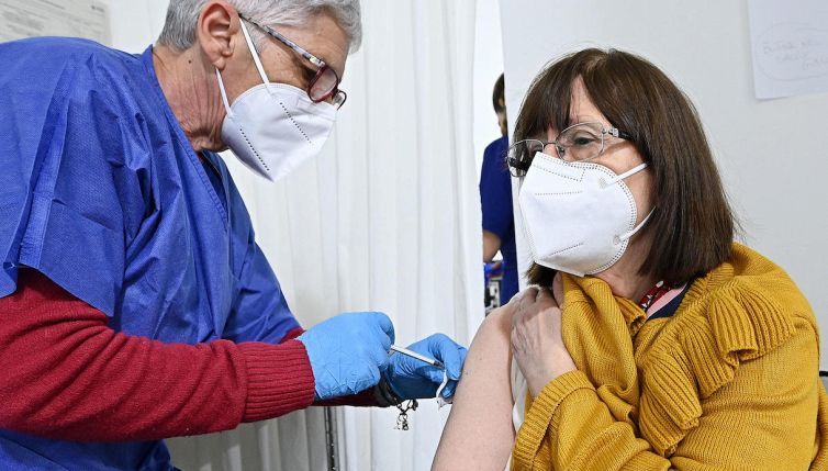 Vaccino Covid, via libera per la quarta dose: chi può farla