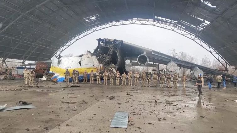 Ucraina, viaggio all'interno dell'aeroporto di Gostomel distrutto