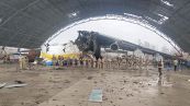 Ucraina, viaggio all'interno dell'aeroporto di Gostomel distrutto