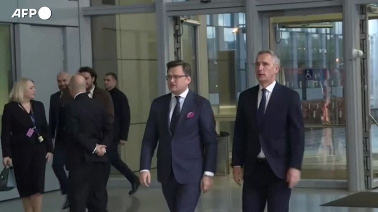 Ucraina, Kuleba alla Nato: "Ho tre richieste, armi, armi, armi"