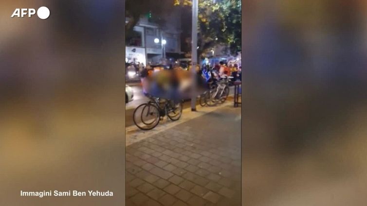 I paramedici portano via le vittime dopo l'attentato a Tel Aviv