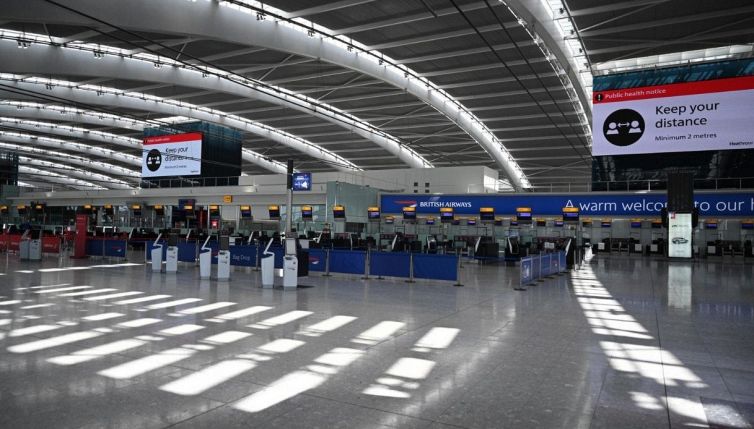 Allarme Omicron, 500 voli cancellati e prezzi alle stelle