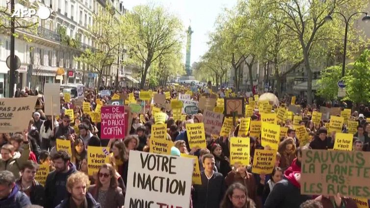 Francia, a Parigi in migliaia alla marcia per il futuro