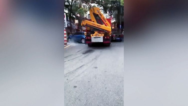 Quando parcheggi male e arrivano i Vigili del Fuoco: il disastro è servito