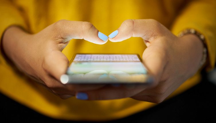Cos'è il doomscrolling, la tendenza social da cui difendersi