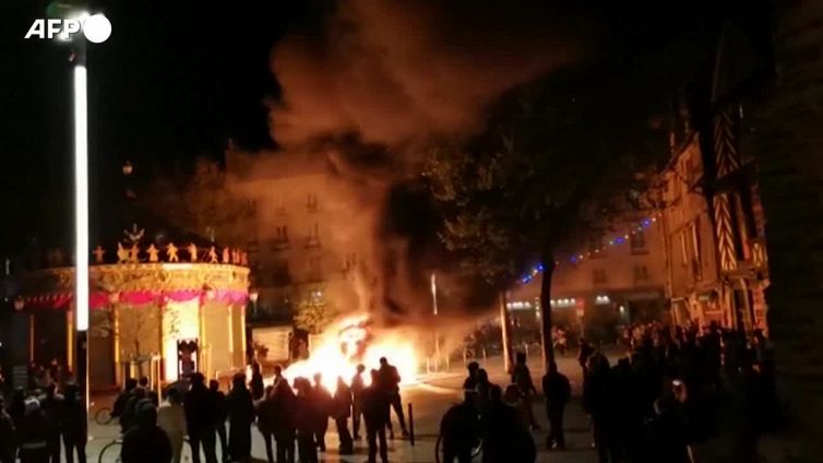 Manifestanti in piazza a Rennes, numerosi i danni
