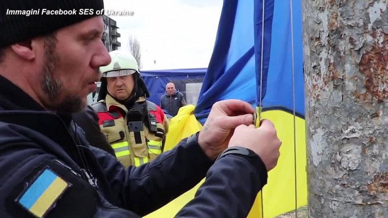 Borodyanka, la bandiera ucraina sventola tra le macerie