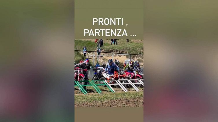 Max Giusti, il video dell'incidente in moto: "Sto bene"