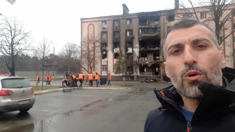 Ucraina, l'impegno dei volontari per la rimozione delle macerie a Bucha