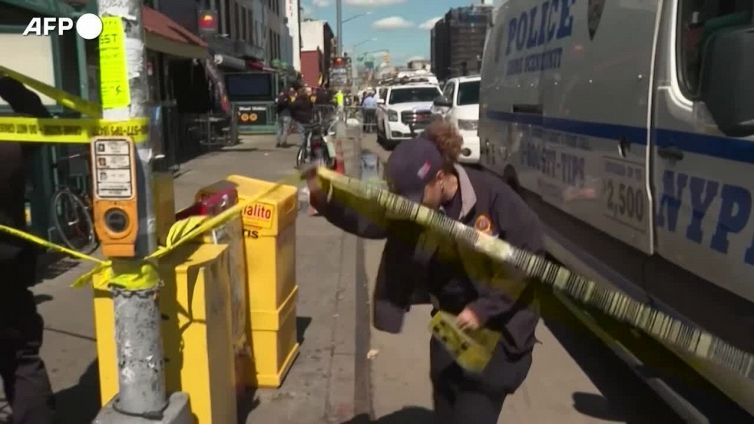 Sparatoria in metro a Brooklyn, i rilievi e le indagini della polizia