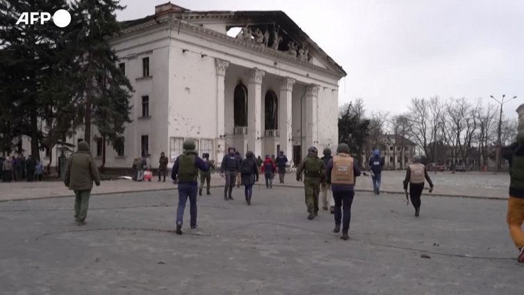 Tra le macerie del teatro di Mariupol