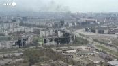 I civili per le strade di Mariupol tra combattimenti e macerie