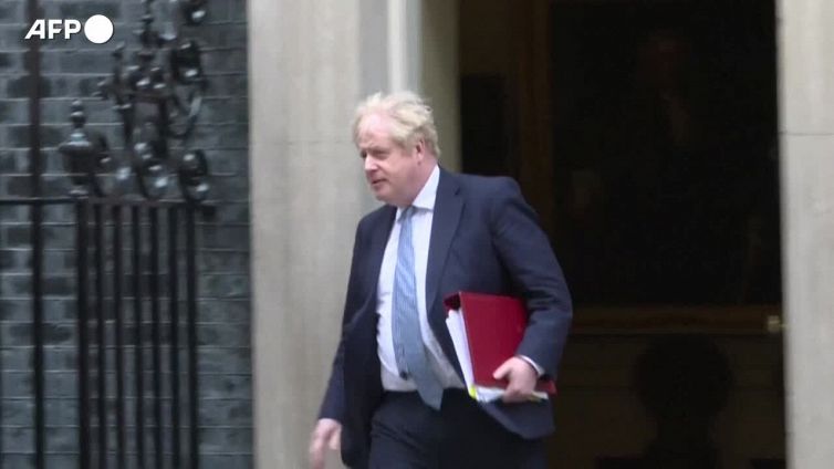 Johnson multato per il "Partygate": si scusa, ma non si dimette