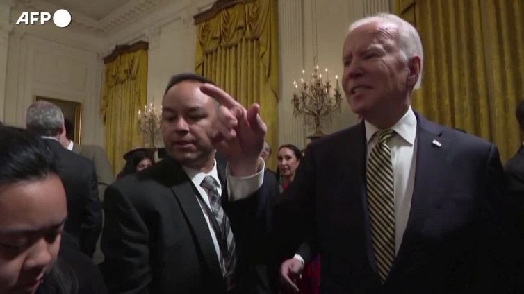 Biden invia a Kiev armi per 800 milioni di dollari e ribadisce le accuse
