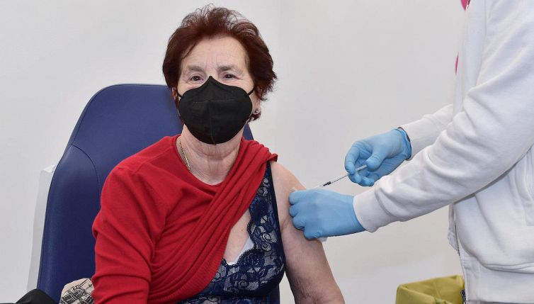 Covid, quarta dose: per chi è consigliata
