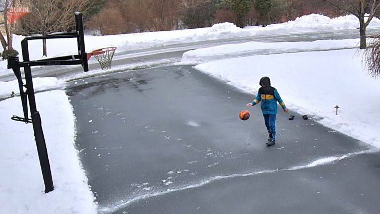 Il bambino sta giocando quando quello che accade lo lascia a bocca aperta