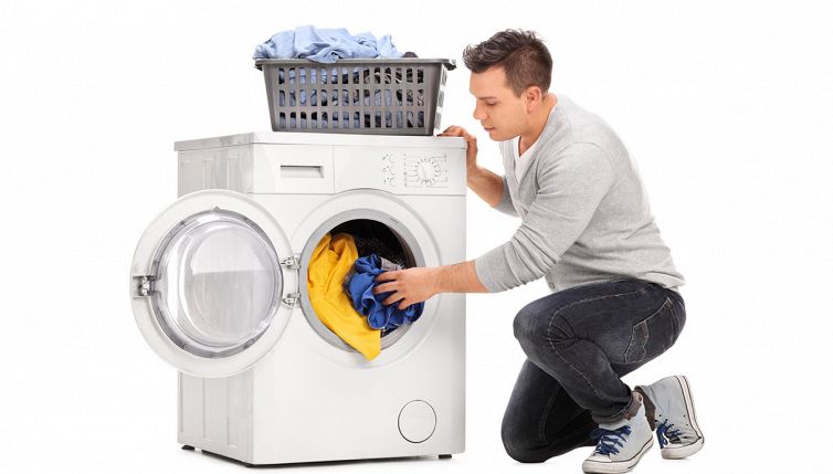 Lavatrice, il trucco del palmo per caricarla correttamente