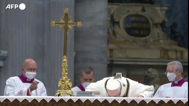 Papa ai sacerdoti: "Un prete mondano e' un pagano clericalizzato"