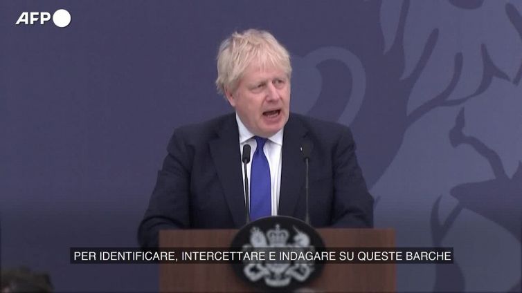 Migranti, Johnson: "La Royal Navy prendera' il controllo della Manica"