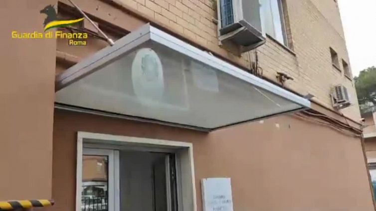 Pomezia, scoperta fabbrica di sigarette di contrabbando: maxisequestro da 82 tonnellate