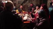 Ucraina, Svitlana compie 55 anni: pranzo con gli amici nel seminterrato tra le bombe