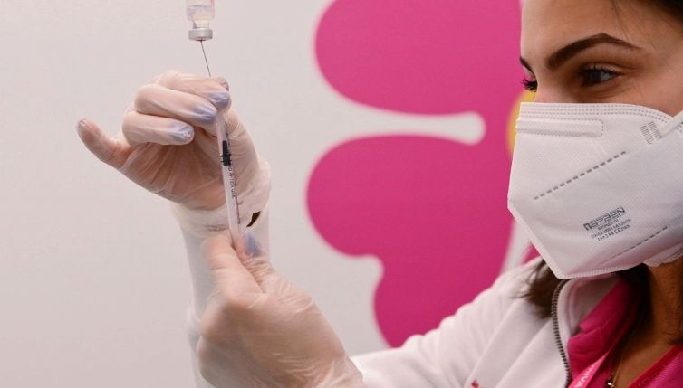 Come prenotare la quarta dose di vaccino e chi può farla