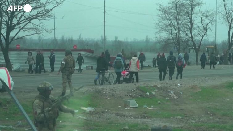 Ucraina, Mariupol: gli abitanti nelle strade fra i militari russi