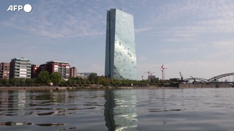 Bce: "Whatever it takes" per i prezzi e scudo spread