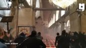 Gerusalemme, i palestinesi cantano mentre si odono forti esplosioni dentro moschea al-Aqsa