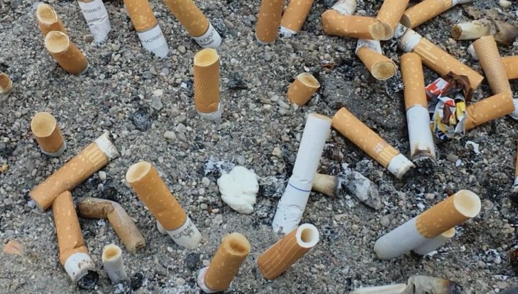 Sigarette in spiaggia, arriva lo stop nella città del divertimento
