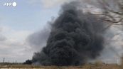 Lugansk, colpita una raffineria: la colonna di fumo sopra l'impianto a Lysychansk