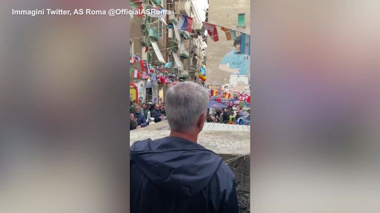 Napoli, Mourinho omaggia Maradona al murale dei quartieri spagnoli