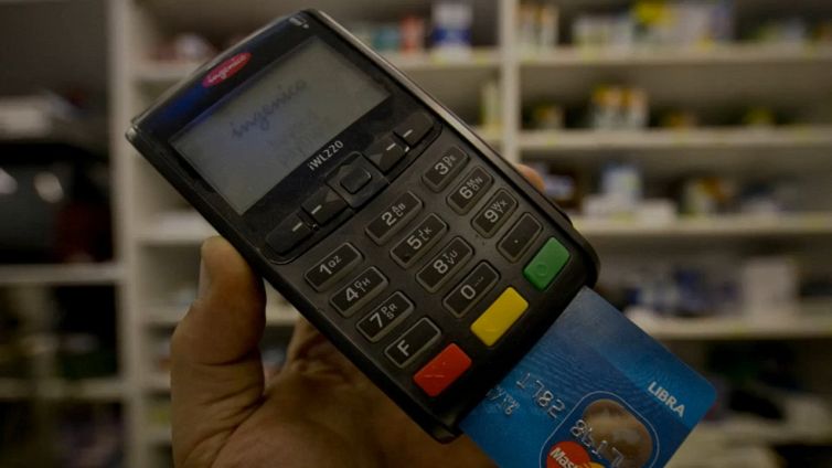 Blocco dei bancomat, spetterebbe un rimborso ai cittadini?