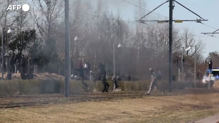 Svezia, nuovi scontri tra polizia e manifestanti a Norrkoeping