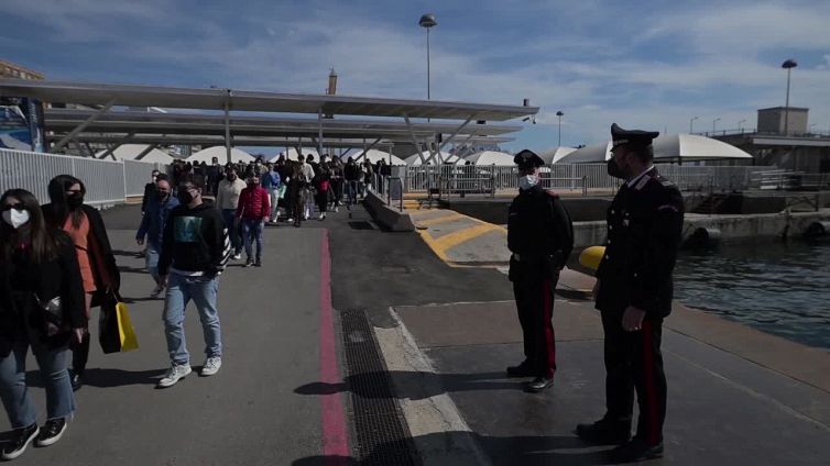 Pasquetta col pienone a Napoli: "Ciao ciao Covid"