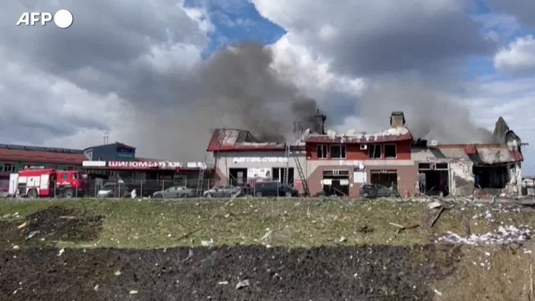 Missili su Leopoli, colpito un centro di pneumatici