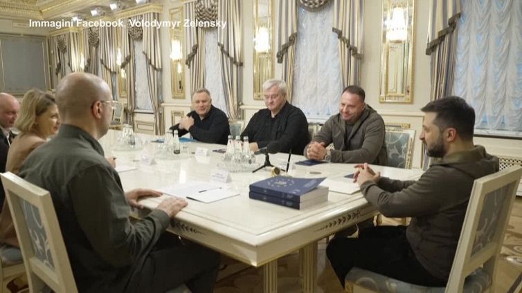 Zelensky consegna il questionario per l'adesione all'Ue: "Ci sentiamo da tempo europei"