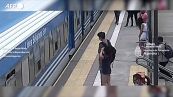 Argentina, donna cade sui binari mentre arriva il treno: salva per miracolo