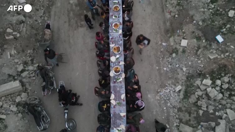 Siria, un pasto benefico per le famiglie sfollate a Tadef