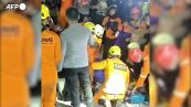 Indonesia, crolla un minimarket: le operazioni di soccorso tra le macerie