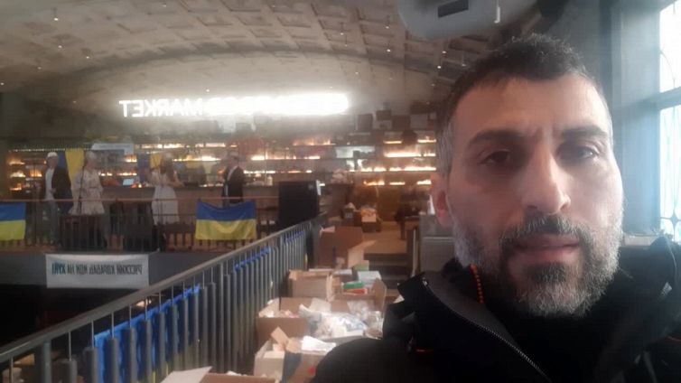 Ucraina, al Food Market di Odessa: tra musica anni '30 e lettere ai soldati