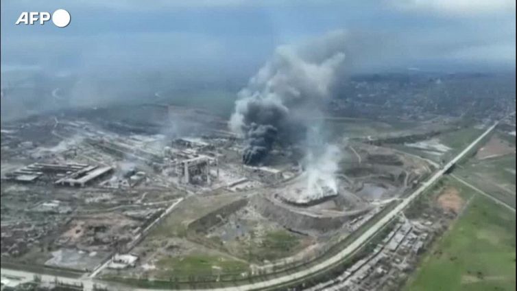 Bombe sull'acciaieria di Mariupol, assalto al Donbass