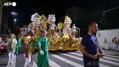 Carri allegorici, canti e samba: a Rio de Janeiro torna il Carnevale