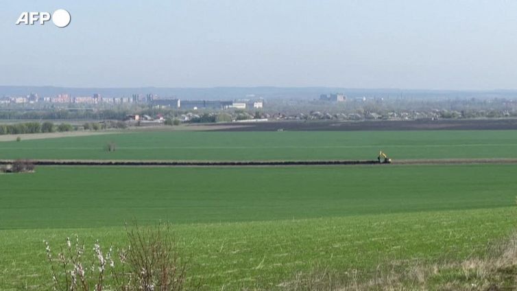 Ucraina, trincee in allestimento nel Donbass