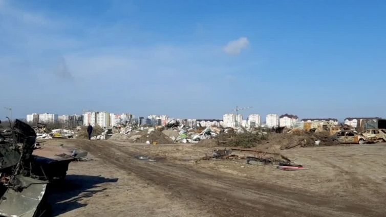 Ucraina, a Bucha la discarica dei tank russi